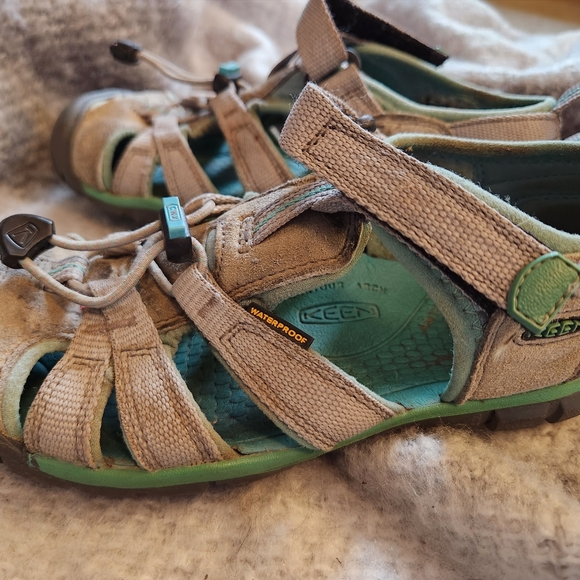 Keen kids taupe, green sandals - size 1 - Picture 2 of 6
